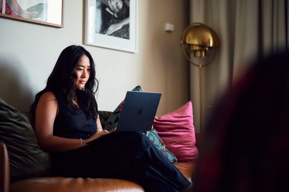 Bank Hotel, A Member Of Small Luxury Hotels Stoccolma Esterno foto A woman working from home