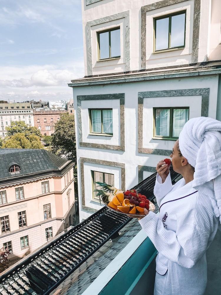 Bank Hotel, A Member Of Small Luxury Hotels Stoccolma Esterno foto A woman wearing a bathrobe